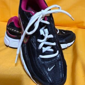 Nike Women's Black and Pink Athletic Shoes